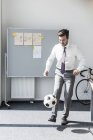 Homme d'affaires jouant au football au bureau — Photo de stock