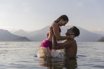 Feliz casal jovem afetuoso em um lago — Fotografia de Stock