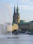 Alemanha, Hamburgo, Câmara Municipal e St. Nikolai Memorial com Alster Interior e Alster fonte em primeiro plano — Fotografia de Stock