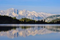 Albania, Qark Korca, Lake and Nemercka Mountains near Leskovik — Stock Photo