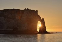 France, Normandy, Cote d 'Albatre, rock coast of Etretat by sunset — стоковое фото