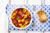Oriental tomato salad with pomegranate seeds and mint — Stock Photo