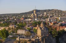 Georgia, Tbilisi, fiume Kura e Cattedrale di Sameba nel centro storico — Foto stock