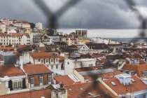 Portugal, Lisboa, vista de la ciudad a través de valla - foto de stock