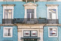 Португалия, Лисбон, фасад дома с аферистами — стоковое фото