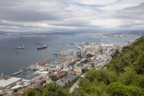 Gibilterra, vista dall'alto sulla città e sul Mar Mediterraneo — Foto stock