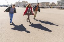 Russia, Mosca, gruppo di amici che si divertono insieme e proiettano ombre a forma di aeroplano a terra — Foto stock
