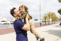 Spagna, Barcellona, padre e figlio che giocano insieme e si divertono — Foto stock
