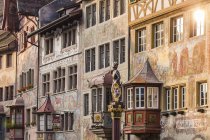 Suiza, Stein am Rhein, Casco antiguo, casas históricas en la plaza del ayuntamiento, pinturas al fresco, escultura en la fuente - foto de stock