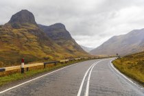 Reino Unido, Escócia, estrada cênica através das montanhas nas terras altas escocesas perto de Glencoe com vista para as Três Irmãs — Fotografia de Stock