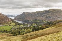 Reino Unido, Inglaterra, Cumbria, Distrito de los Lagos, vista panorámica de Glenridding y lago Ullswater - foto de stock