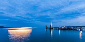 Germania, Costanza, veduta dell'ingresso del porto con faro e Imperia al crepuscolo — Foto stock