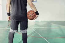 Чоловік з баскетболом, в приміщенні — стокове фото