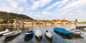 Svizzera, Canton Sciaffusa, Stein am Rhein, fiume Reno, centro storico e pescherecci — Foto stock