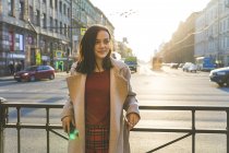 Росія, Санкт-Петербург, молода жінка чекає на дорогу — стокове фото