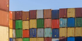 Allemagne, conteneurs empilés dans le port — Photo de stock