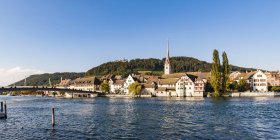 Svizzera, Cantone di Sciaffusa, Stein am Rhein, fiume Reno, centro storico, abbazia di San Giorgio e castello Hohenklingen — Foto stock