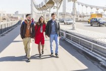 Russie, Moscou, groupe d'amis marchant sur un pont — Photo de stock