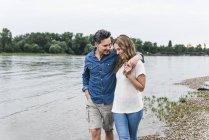 Couple affectueux au bord de la rivière — Photo de stock