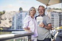Seniorenpaar macht Städtereise, hält Karte in der Hand — Stockfoto