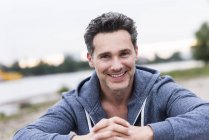 Ritratto di uomo sorridente sul lungofiume — Foto stock