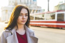 Rusia, San Petersburgo, retrato de una joven en la ciudad - foto de stock