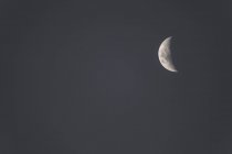 Cielo nocturno con media luna - foto de stock