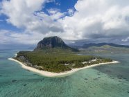 Mauricio, Costa Suroeste, Océano Índico, Le Morne con Le Morne Brabant, vista aérea - foto de stock