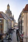Germania, Dresda, veduta della Chiesa di Nostra Signora con Muenzgasse in primo piano — Foto stock