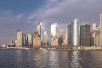 США, Нью-Йорк, Манхеттен, горизонт з одним світовим торговим центром — стокове фото
