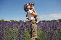 França, Grignan, mãe beijando filhinha no campo de lavanda — Fotografia de Stock