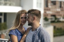 Нидерланды, стриптиз, влюбленная молодая пара в городе — стоковое фото