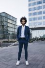 Spagna, Barcellona, ritratto di un giovane uomo d'affari alla moda in piedi in città — Foto stock