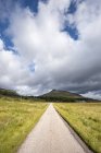 Regno Unito, Scozia, Sutherland, Lairg, Northern Highlands, single track road e Ben Stack mountain sullo sfondo — Foto stock