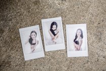 Tres fotos instantáneas con retratos de mujer joven en la playa de arena - foto de stock