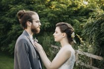 Sposa di regolazione tuta sposo all'aperto — Foto stock