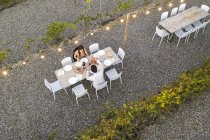 Italy, Tuscany, Siena, top view of young couple having dinner in a vineyard — Stock Photo