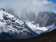 Cile, Patagonia, Magallanes y la Antartica Chilena Region, Parco Nazionale Torres del Paine, Cerro Paine Grande e Cuernos del Paine — Foto stock