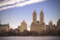 USA, New York, Manhattan, Central Park, Jaqueline Kennedy Onassis Reservoir und San Remo Gebäude, Wohnturm — Stockfoto