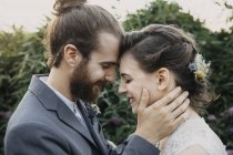 Felice affettuoso sposa e lo sposo all'aperto — Foto stock