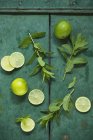 Menthe et chaux sur fond bois rustique — Photo de stock