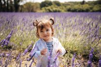 Франція, Гриньян, портрет усміхнена дівчина дитини стоячи на лавандові області — стокове фото