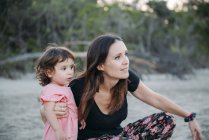 Australien, Queensland, Makrele, Cape Hillsborough Nationalpark, Mutter und Tochter erkunden den Strand — Stockfoto