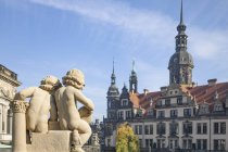 Alemania, Dresde, vista trasera de dos putti en el palacio de Zwinger - foto de stock