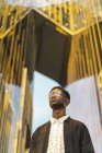 Retrato de um jovem negro, usando óculos — Fotografia de Stock