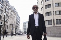 Uk, london, uk, Porträt eines Geschäftsmannes, der in der Stadt spaziert — Stockfoto