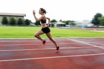 Entraînement des coureurs adolescents sur piste de course — Photo de stock