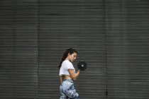 Jeune femme faisant de l'exercice de poids à l'extérieur — Photo de stock