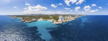 Espanha, Baleares, Maiorca, Porto Colom, Vista aérea de Cala Tropicana e Cala Domingo — Fotografia de Stock