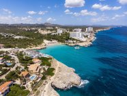 Espanha, Baleares, Maiorca, Porto Colom, Vista aérea de Cala Tropicana e Cala Domingo — Fotografia de Stock